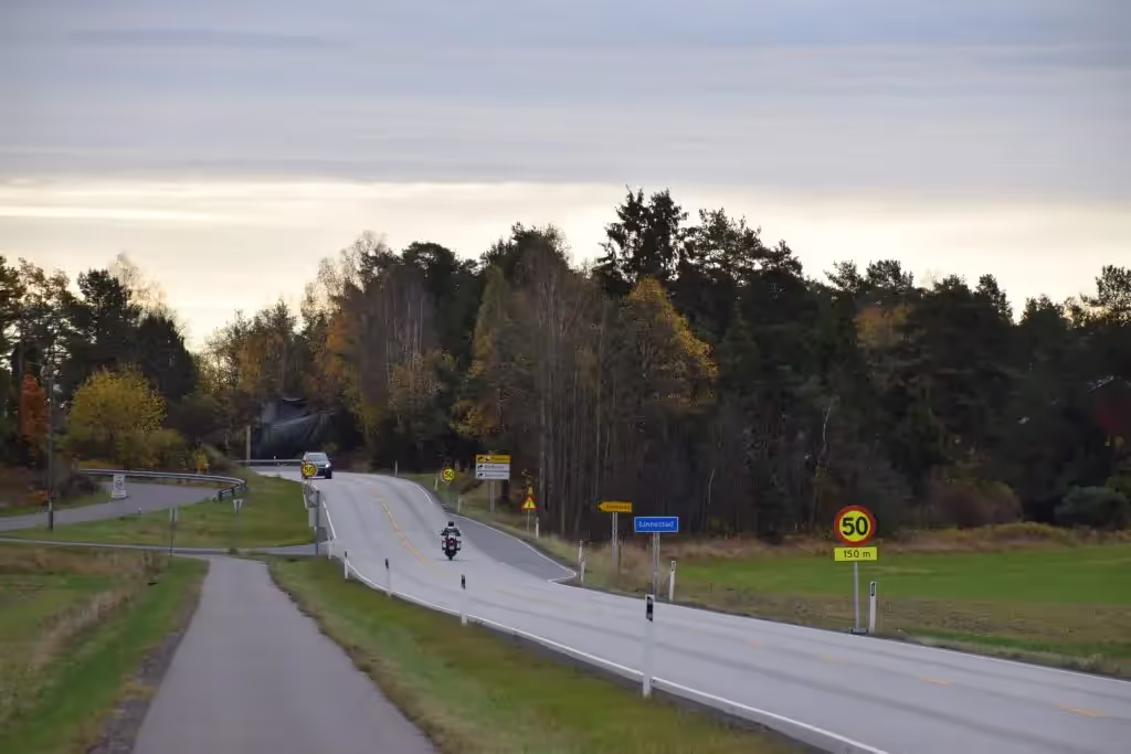 Er det lov å stanse for å sette av passasjerer i utvidelsen til høyre for motorsykkelen?