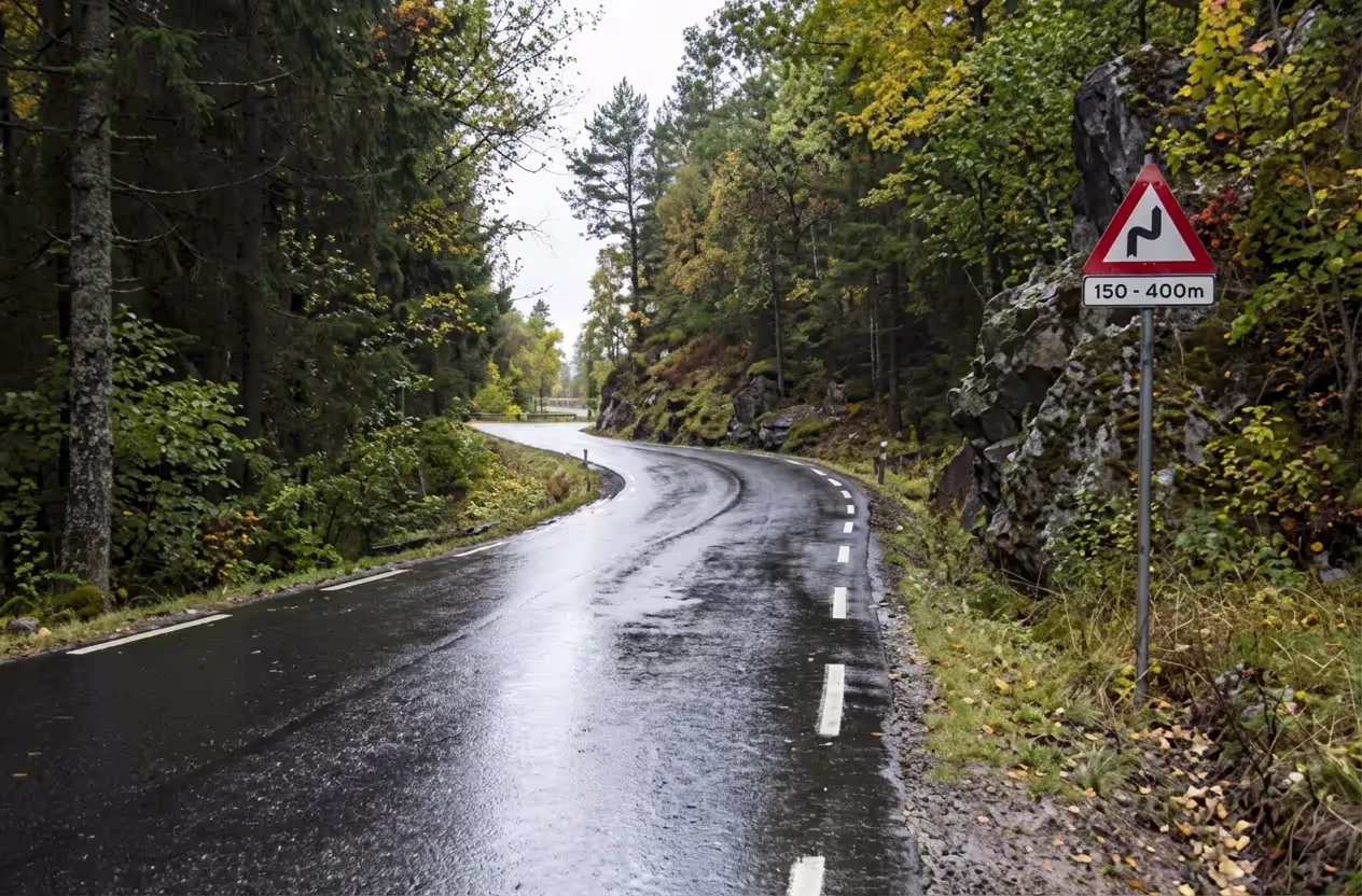 Hvordan påvirker våt vei stopplengden?